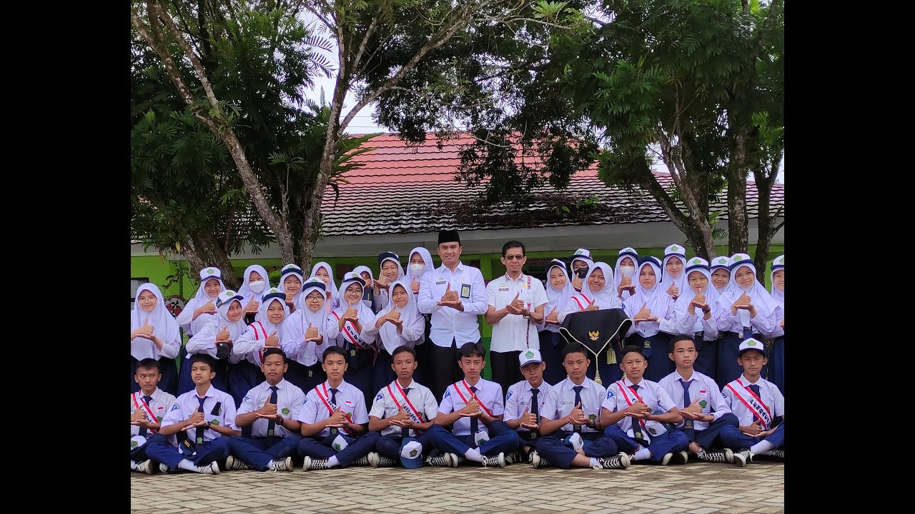 Dewan Galang MTs Negeri 1 Lampung Barat menjadi Petugas Upacara