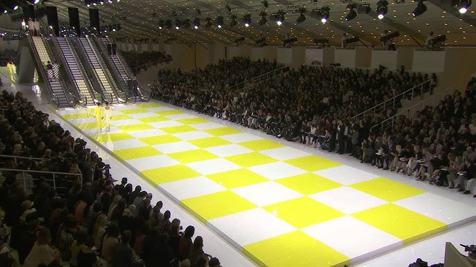 Paris Fashion Week: Louis Vuitton Spring/Summer 2012 - A Show of  Extraordinary Proportions!! - BagAddicts Anonymous