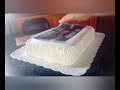 Decorando un pastel rectangular con crema y lámina comestible