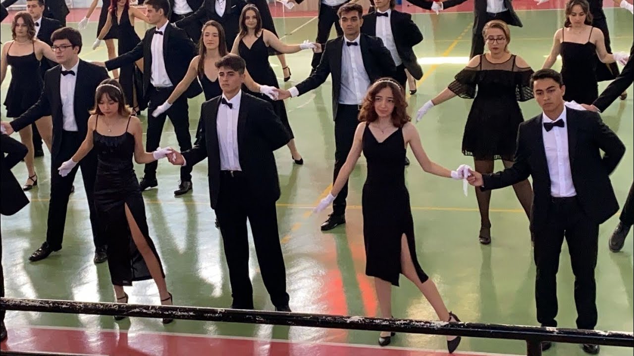 60. Yıl Anadolu Lisesi Vals Gösterisi