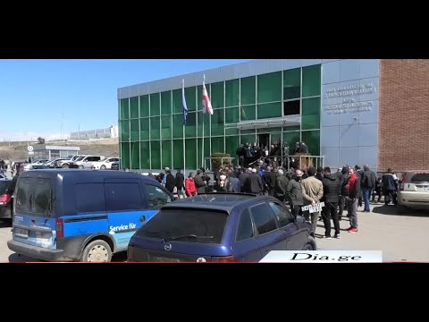 ძველი სანომრე ნიშნის ახლით შეცვლა 72 ლარია-ცოცხალი რიგები გორის მომსახურების სააგენტოსთან 29.03.2021