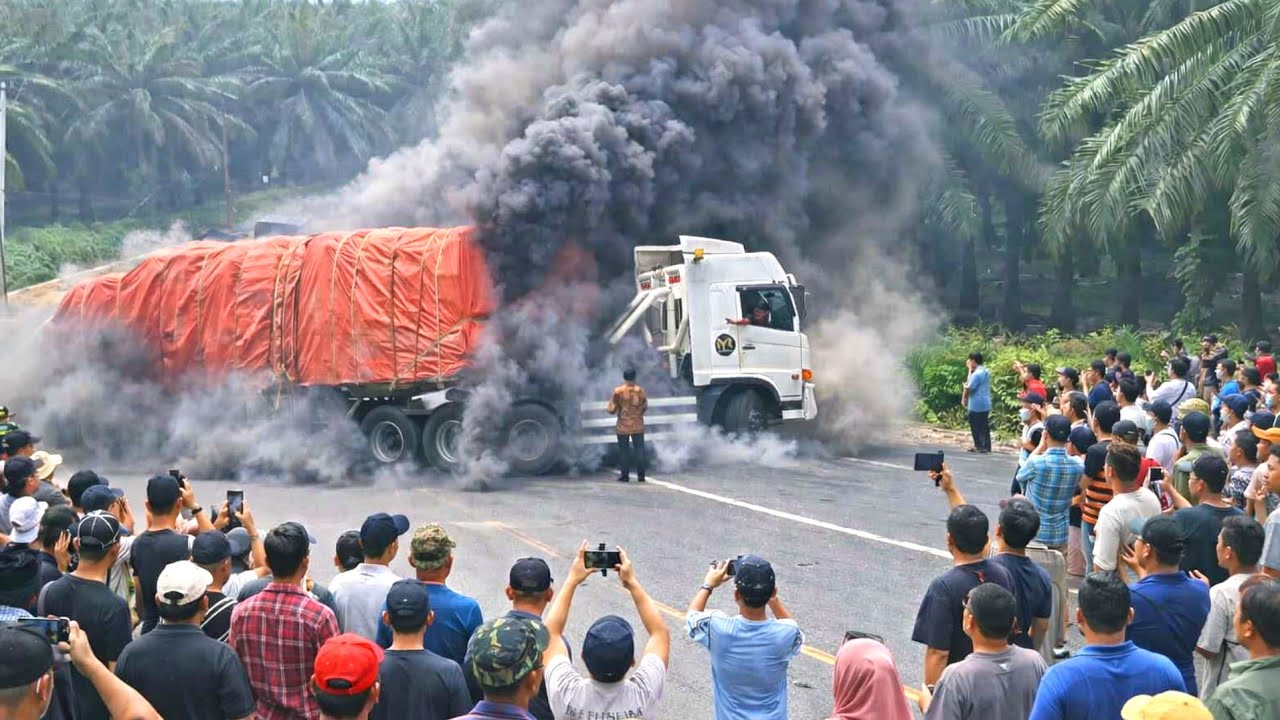 Amazing‼️Trailer Insident Akibat CPO Tumpah Di Bukit Kodok