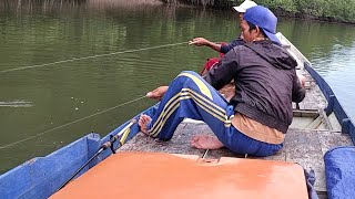 BANYAK SAMBARAN IKAN YANG DIDAPATKAN DUA PEMANCING DIKEPALA ARUS SUNGAI INI