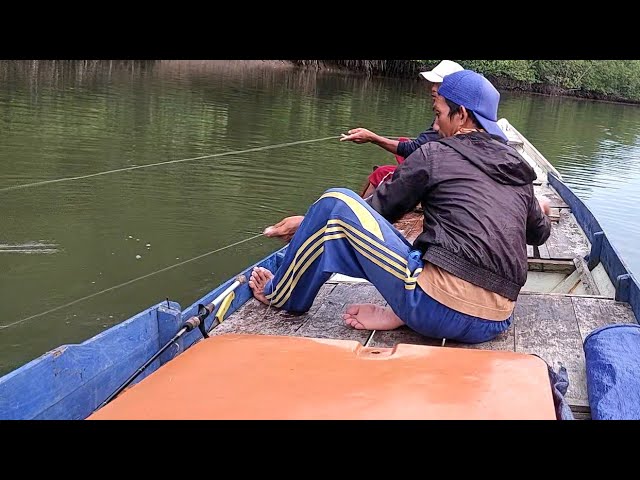 BANYAK SAMBARAN IKAN YANG DIDAPATKAN DUA PEMANCING DIKEPALA ARUS SUNGAI INI class=