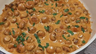 Шампиньоны с беконом в сливочно сырном соусе/Champignons with bacon in a creamy sauce