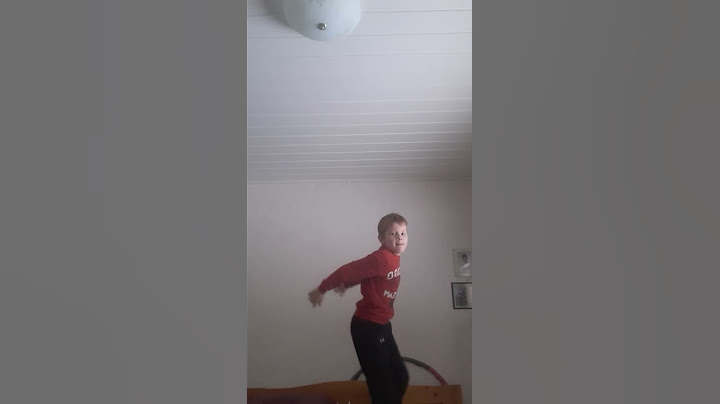 eka bäkkäri sängyllä