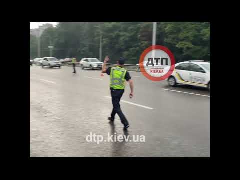 Видео с места карколомного #ДТП автотрощщи в Киеве на #Заболотного: разбитый #Mustang