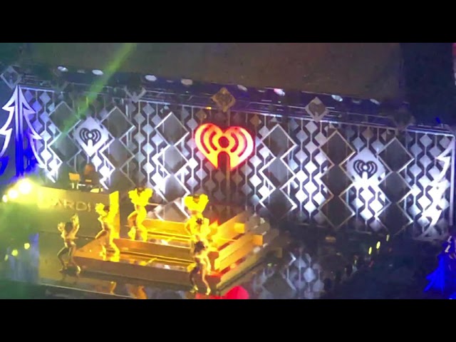 Obejrzyj Cardi B - Drip - Jingle Ball 2018 w YouTube Obejrzyj Cardi B - Drip - Jingle Ball 2018 w YouTube