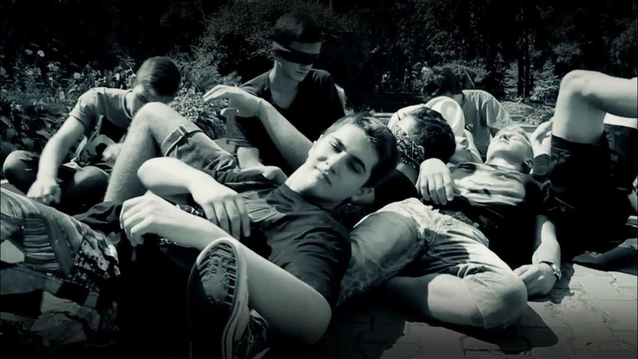 запрещающий знак фотоаппарат. видеозапись с издевательствами над маленькой девочкой. табличка видеосъемка запрещена. запрещённые клипы на тв. самое запрещенное видео.