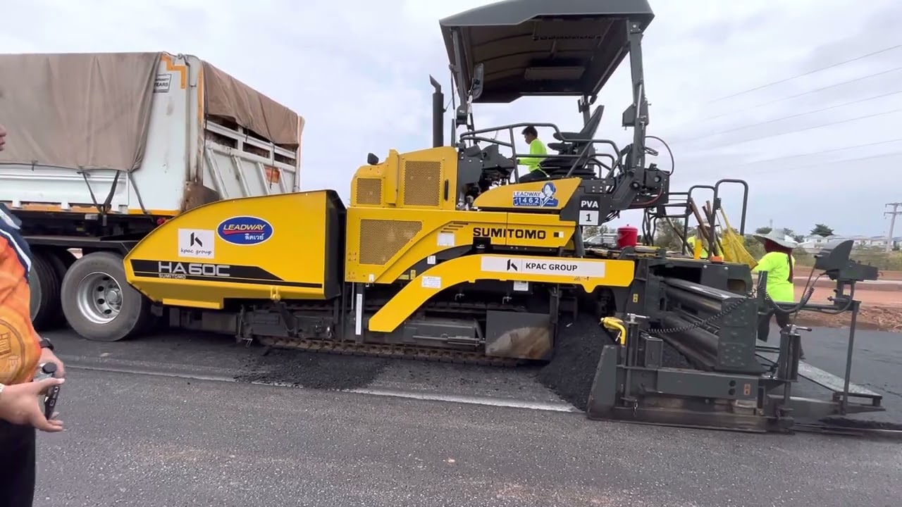 การทำงานเครื่องจักรหนักเครื่องปูแอสฟัลต์คอนกรีตทำผิวถนนถนนยี่ห้อSUMITOMO รุ่น HA60C