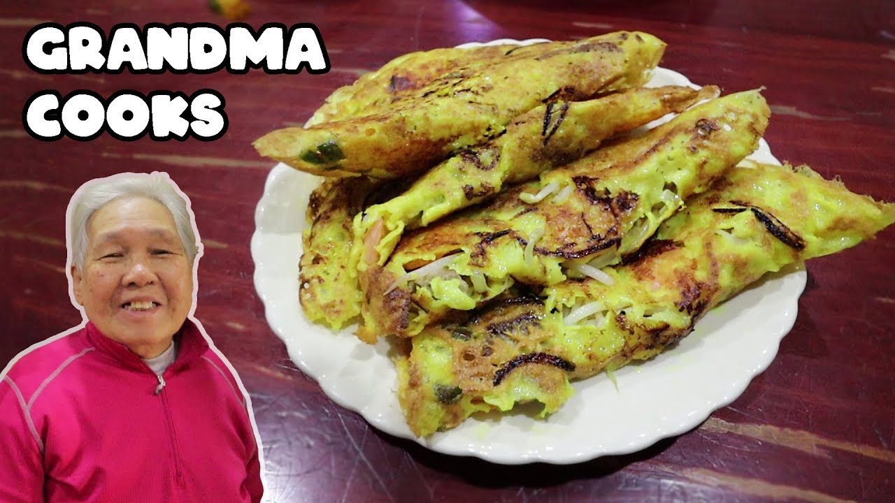 Grandma cooks Vietnamese Pancakes (Bánh Xèo) MUKBANG