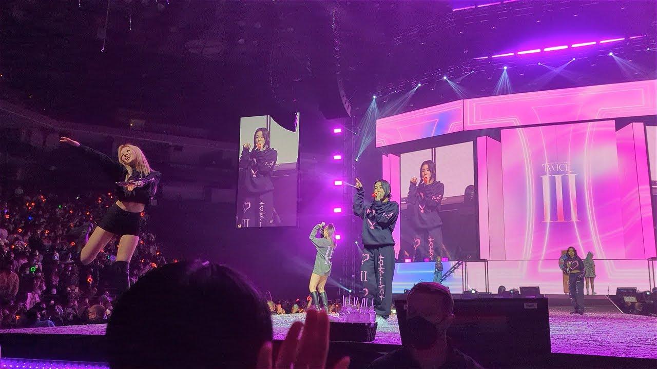 TWICE (트와이스) - ROLLIN' - Twice III Tour Oakland | 220218 [FANCAM]