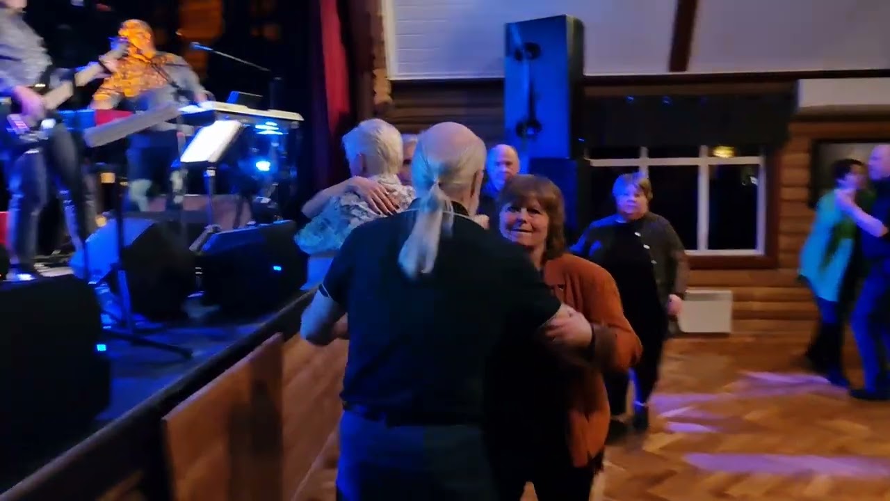 Flørt og smil  synger Joe Bjørnars om på Vallset samfunnshus Dansnytt