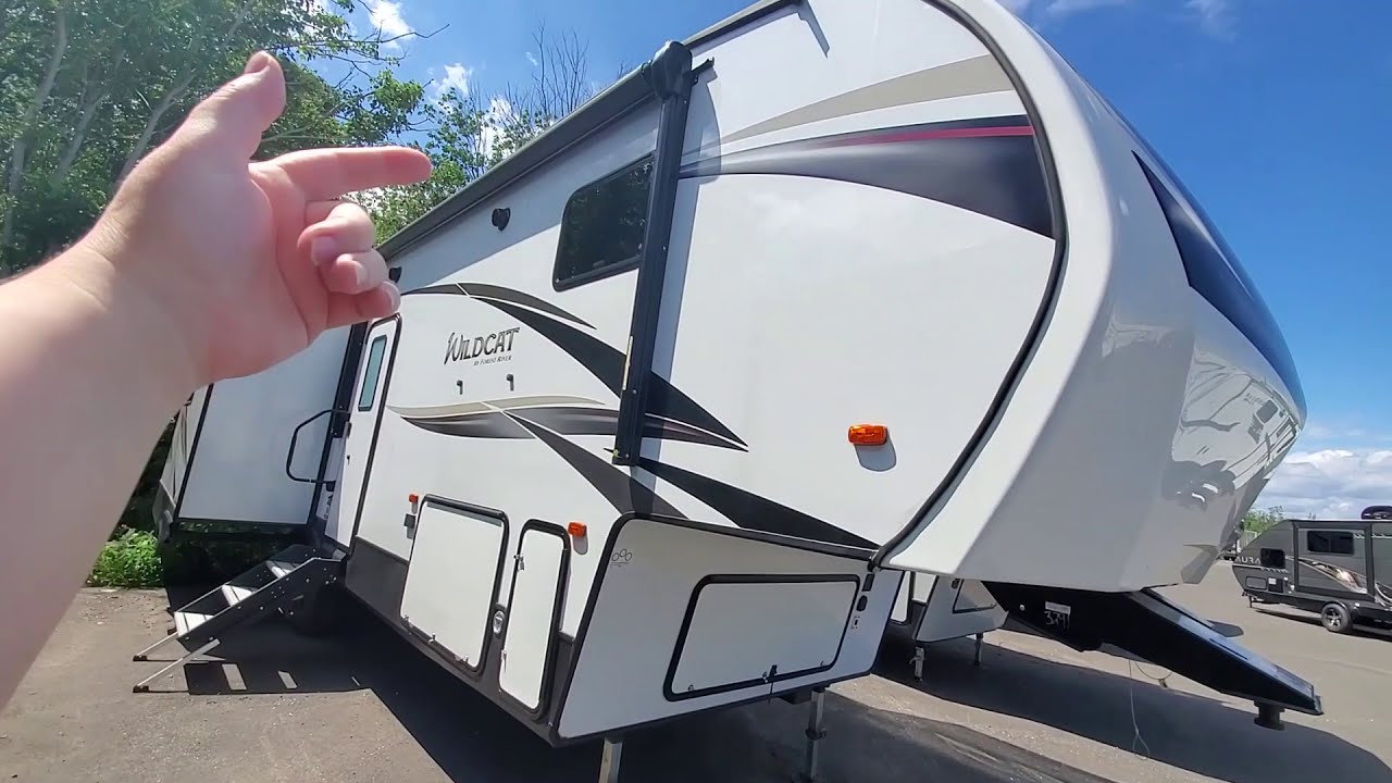Автодом, дом на колесах, Sightseeing tour Wildcat by Forest River 2020, Road trailer or fifth wheel