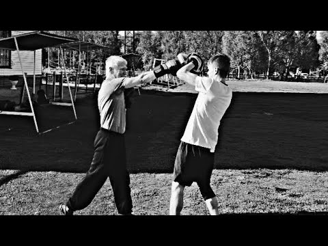 Видео: Как переместить массу тела в удар! Советский тренер подробно объясняет на видео.