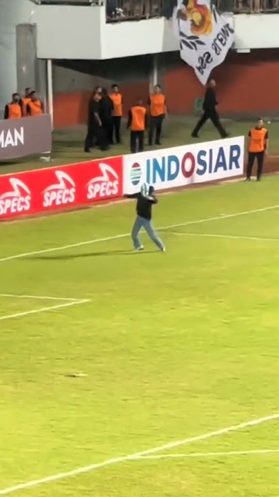 aksi suporter turun lapangan. pss vs persija