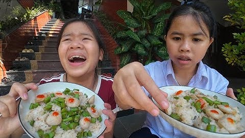 Đi Học Về Đói Bụng, Ăn Cơm Xúc Xích Mẹ Rang Ngon Tuyệt Vời 💖 Lộc TiVi