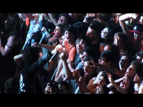 Green Day - Fan on stage sings Know Your Enemy with Billie Joe @ BOLOGNA 6/6/2013