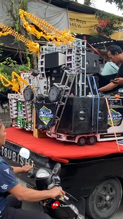 Miniatur sound horeg di atas mobil pick up karnaval dawuhan Trenggalek