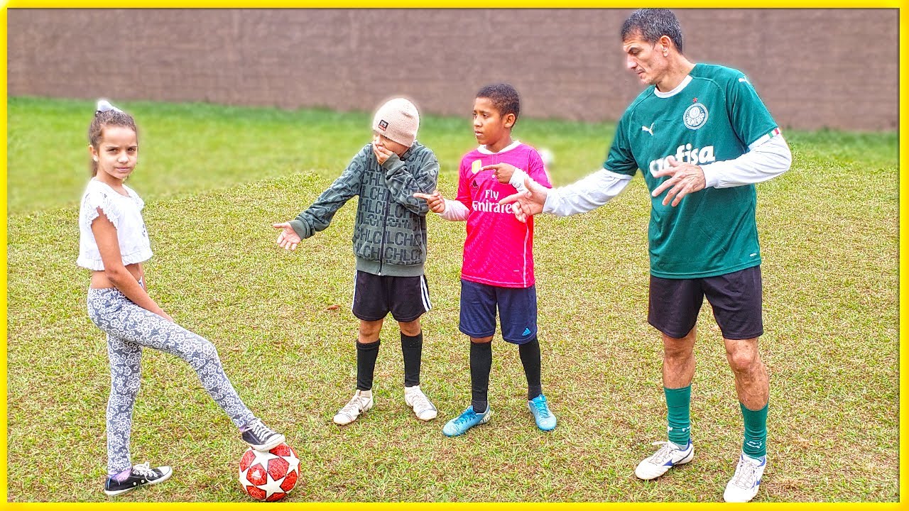 A menina e o jogo de bola