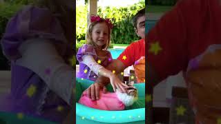 Nastya Fun dad bathe a kitten