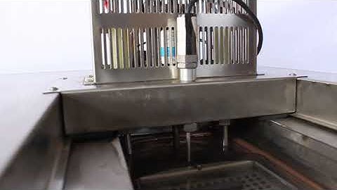 Low temperature chamber for cooling impact test sample