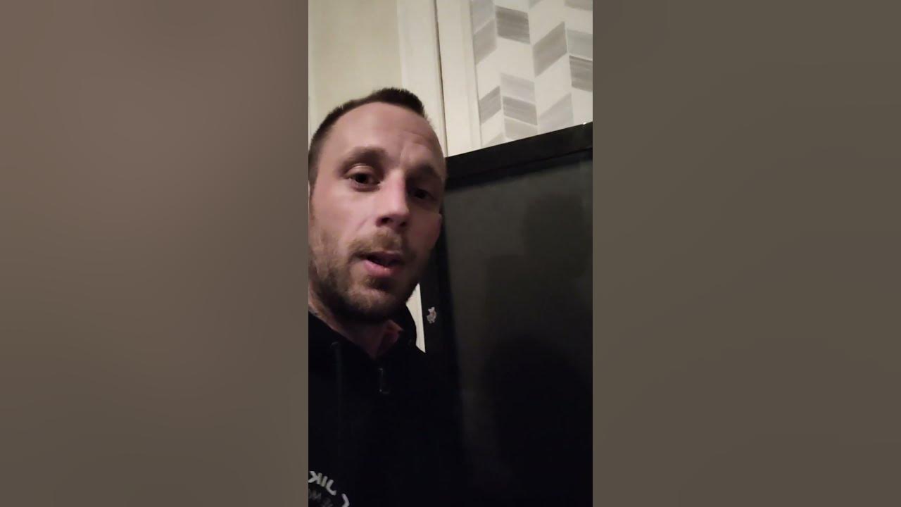 Télévision en panne, coup de poing magique Télévision en panne, coup de poing magique