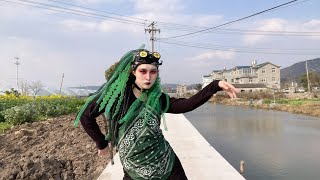 Industrial dance:Chinese performers transform into cybergoths dancing to industrial music.#cybergoth