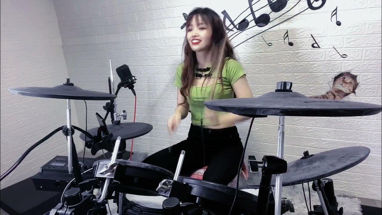 超好听的一首闽南歌曲《免失志》，美女架子鼓演奏，简直了