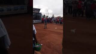 Maajabu mtoto wakigogo akikata mauno.