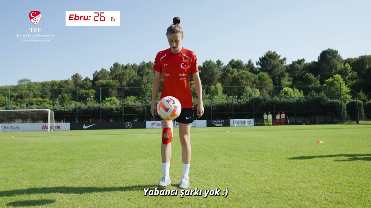 🇹🇷 Kadın A Millî Takımı futbolcularımız top sektirirken birbirleriyle yarıştı. 🥳