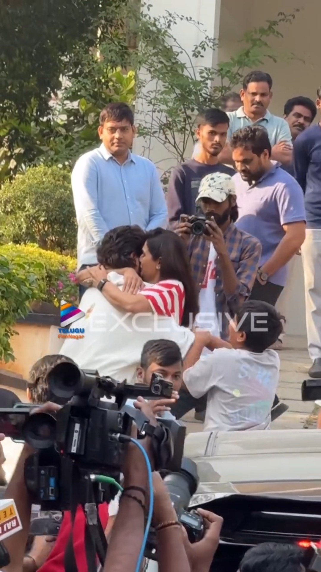 అల్లు అర్జున్ ని హత్తుకుని కంటతడి పెట్టుకున్న స్నేహ ?| #AlluArjun | #Shorts | #YTShorts | #Pushpa2