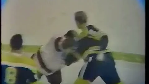 Wayne Cashman vs Gary Bergman