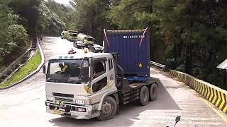 Roda Truk Trailer menggantung!! Fuso Super Great Turun di Sitinjau..