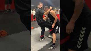 Sopa Saldırısına Kasıklara Tekme