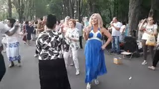 Пчелы!!!Народные танцы,сад Шевченко,Харьков!!!8.08.2020.
