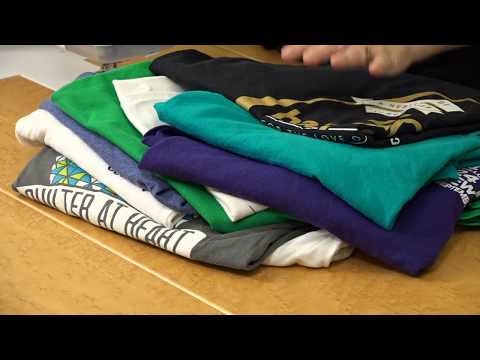 Video: Paano Palamutihan Ang Isang T-shirt Na May Applique