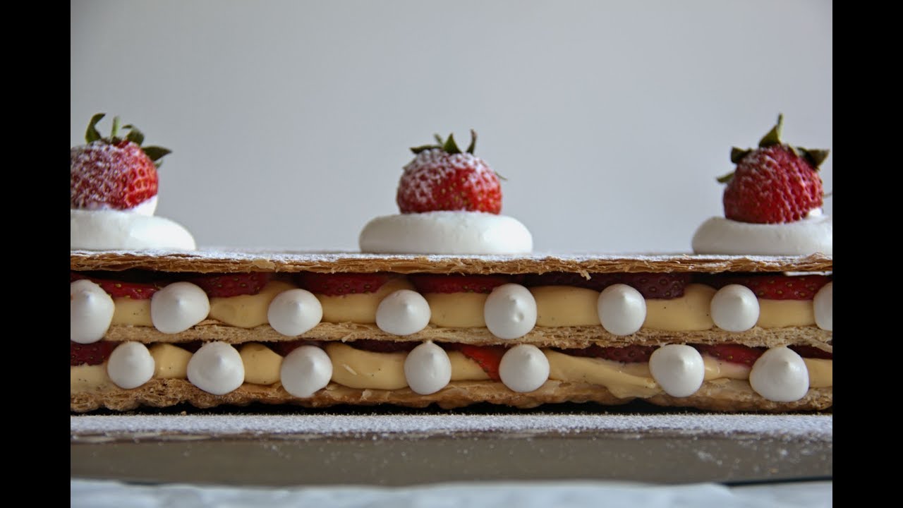 Vanilyalı Pastacı Kreması ile Çilekli Milföy Mille Feuille Pasta