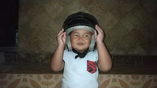 Video lucu anak kecil pakai helm..!!