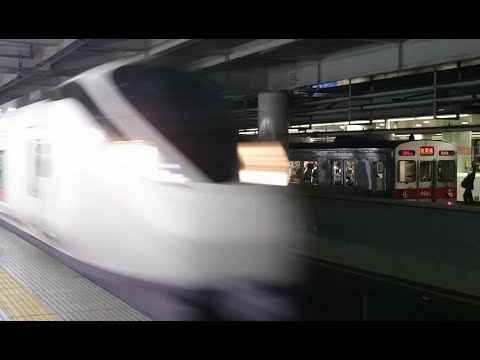 夜の北千住駅のホームを爽快に通過していく上野東京ライン常磐線上り特急ひたちE657系