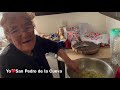 Doña Beba haciendo guacamole