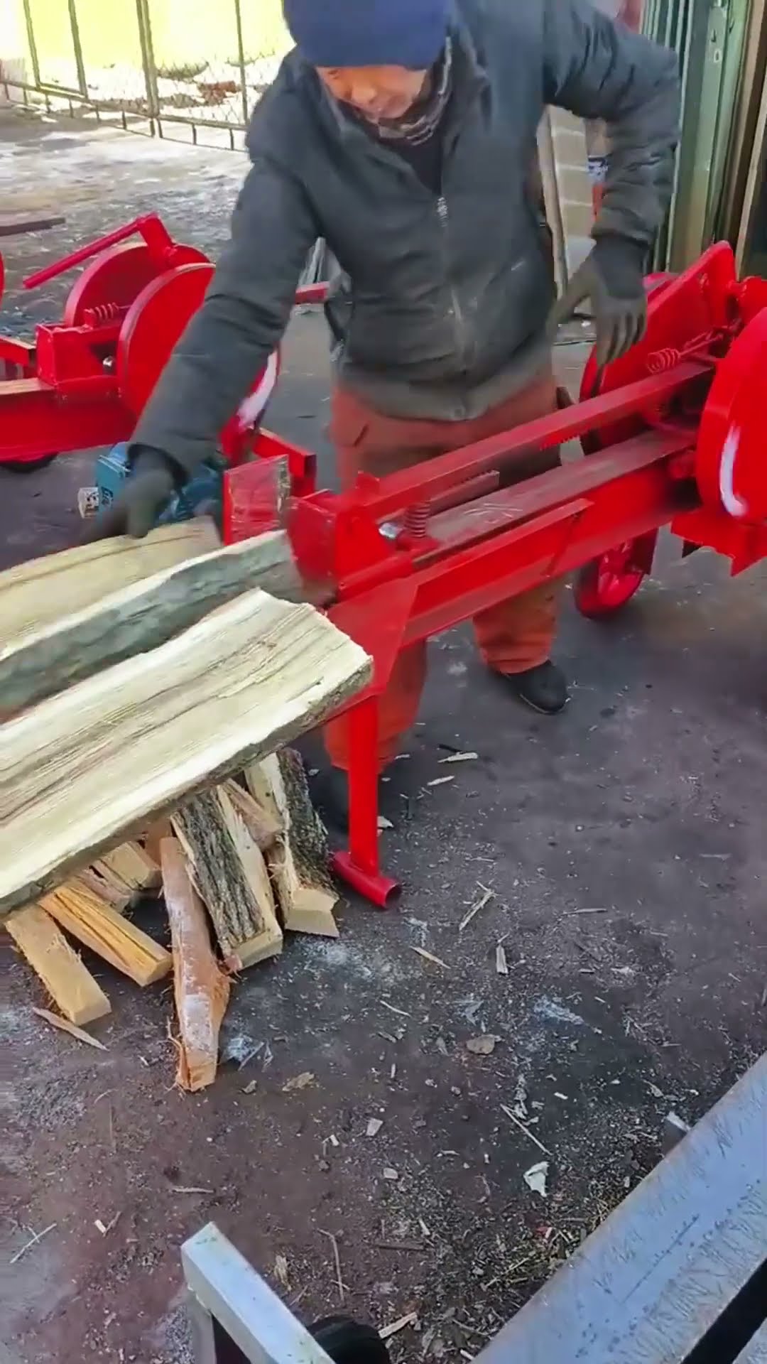 Gasoline wood splitter cutting process- Good tools and machinery make work easy