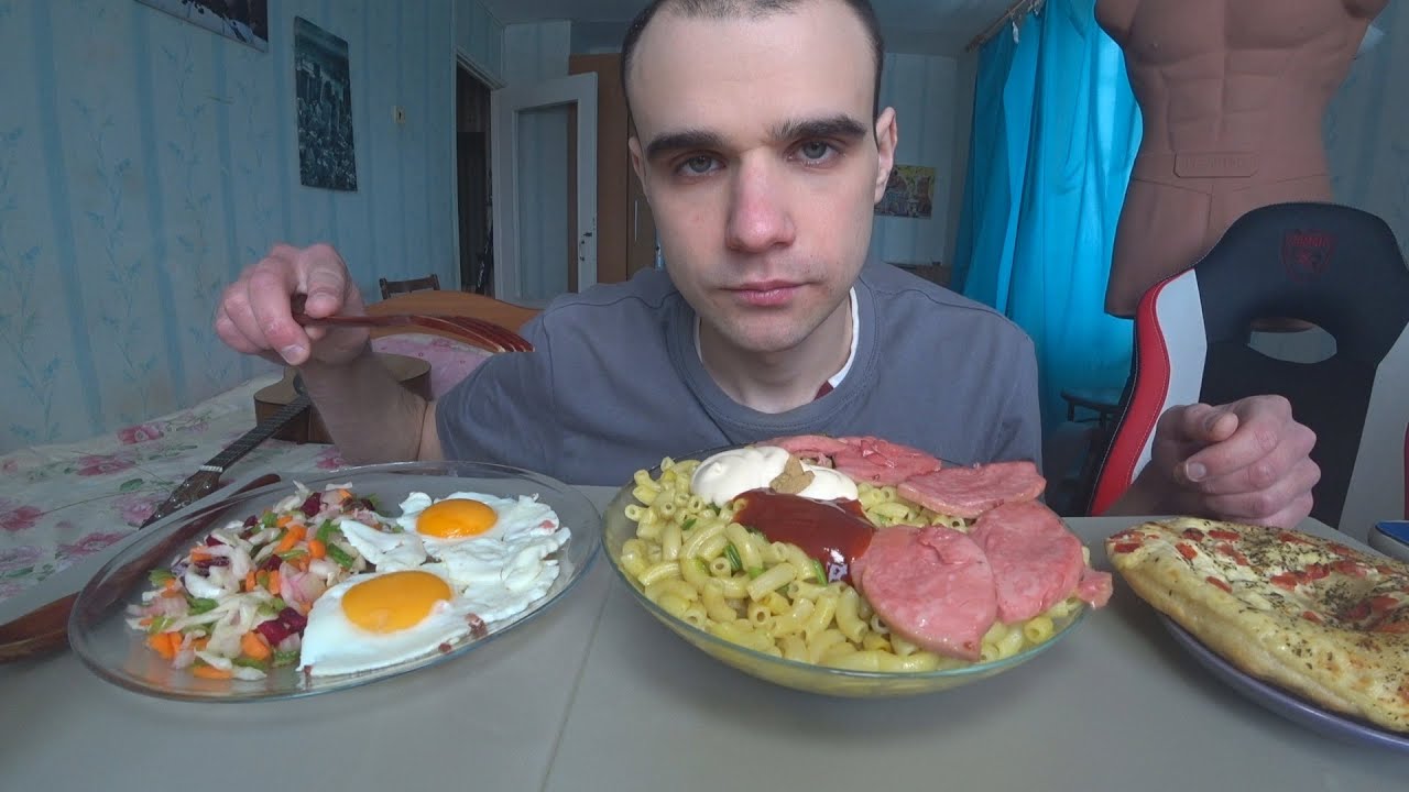 МУКБАНГ МАКАРОНЫ / КОЛБАСА ЖАРЕНАЯ / ЯИЧНИЦА / САЛАТ/ ЛЕПЕШКА С ТОМАТОМ / EATING / Mukbang ASMR АСМР