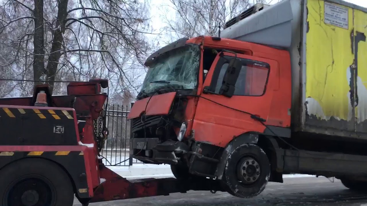 Грузовой эвакуатор. Атего в дереве !