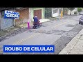 Uma mulher teve o celular levado por criminosos em Taboão da Serra, na Grande São Paulo.