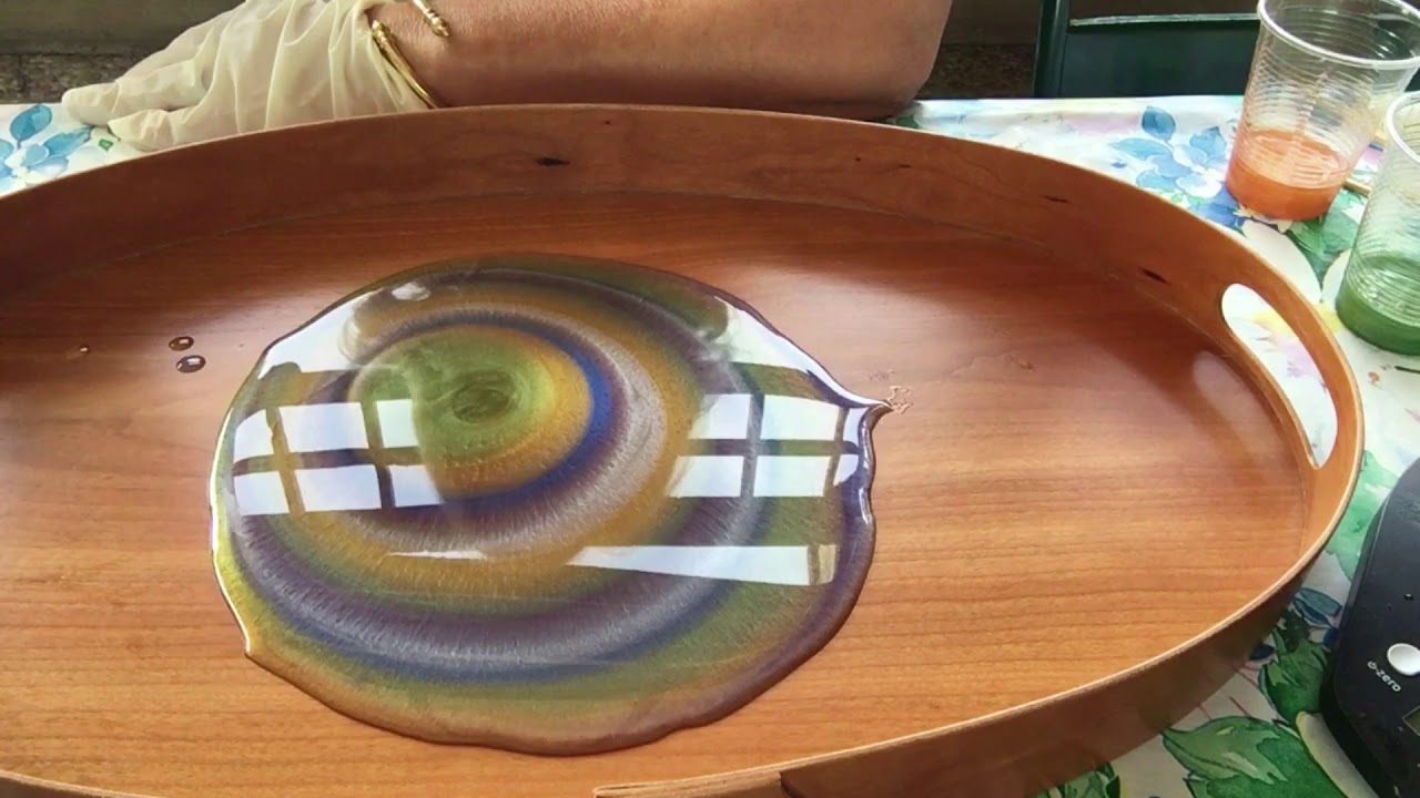 Vassoio arricchito con resina colorata