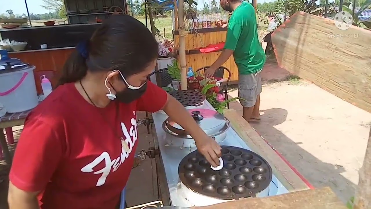 สอนลูกศิษย์ทำขนมครกจ.ศรีสะเกษ  บ้านขนมครกนายปัญญา