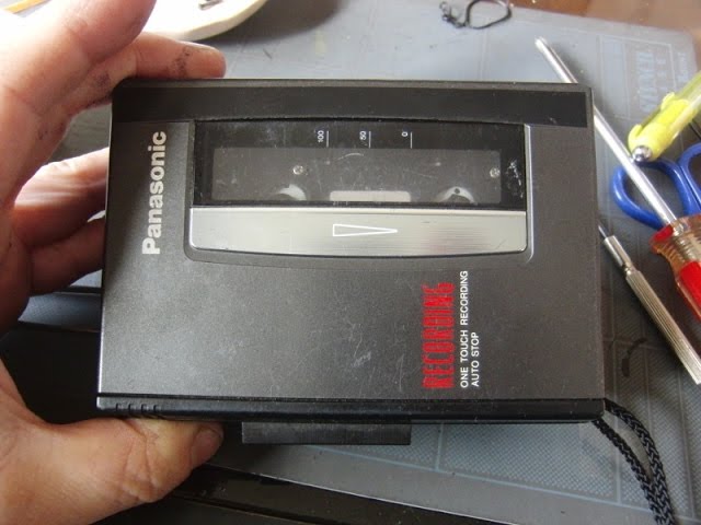 I disassembled the Panasonic QR L306 portable cassette recorder