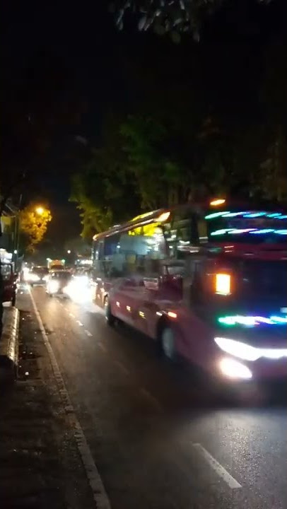 Suasana malam hari lalu lintas kendaraan di kota Pati