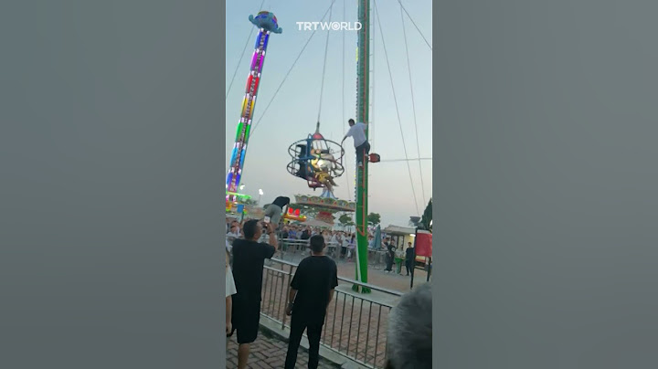Riders suspended in the air as cable snaps at Chinese theme park